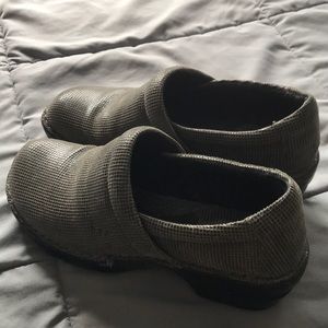 Woman's clog leather upper